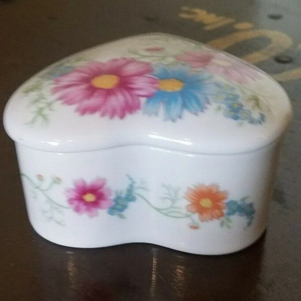 Vtg Elizabeth Arden Porcelain Heart Trinket Box Flowers Japan